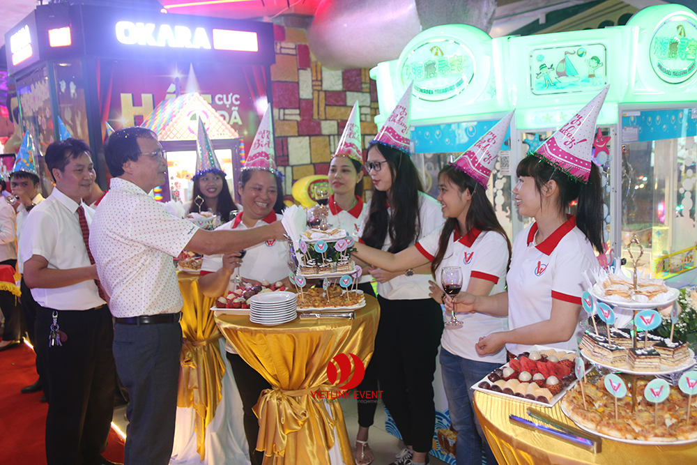 Tổ chức sinh nhật Sếp