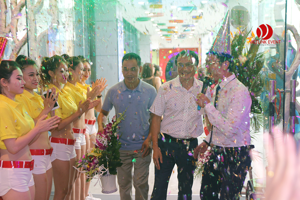 Tổ chức sinh nhật Sếp