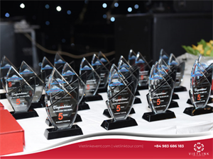 Gợi ý 10+ quà tặng tổ chức lễ kỷ niệm ý nghĩa cho doanh nghiệp